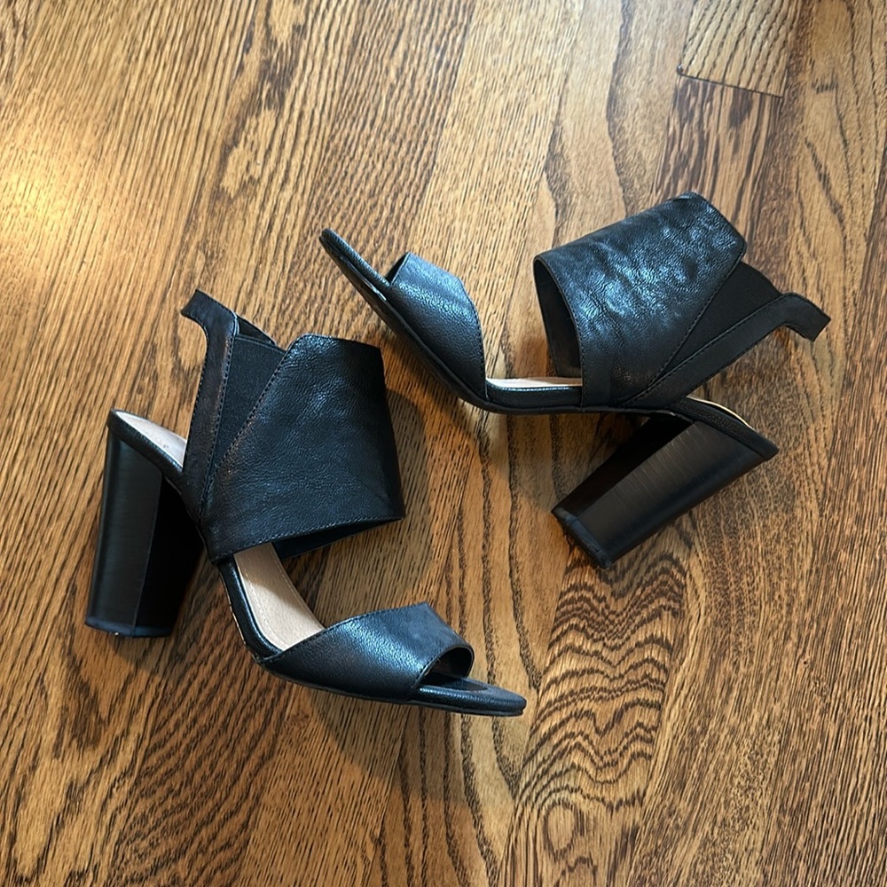 NWOT Tahari black leather heels